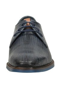 Navyblauwe leren schoen met een structuur oppervlak, voorzien van een ronde neus, bruin leren accenten en bijpassende veters. Rubberen zool.