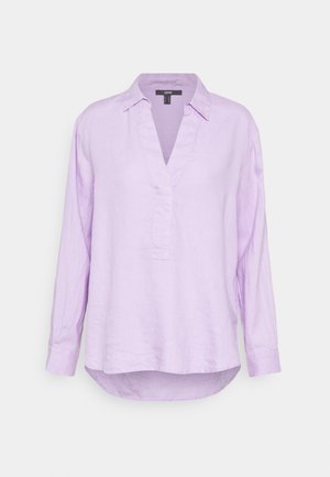 Blouse violet clair à manches longues avec col, patte de boutonnage partielle à l'avant et ourlet arrondi, présentée sur fond blanc.