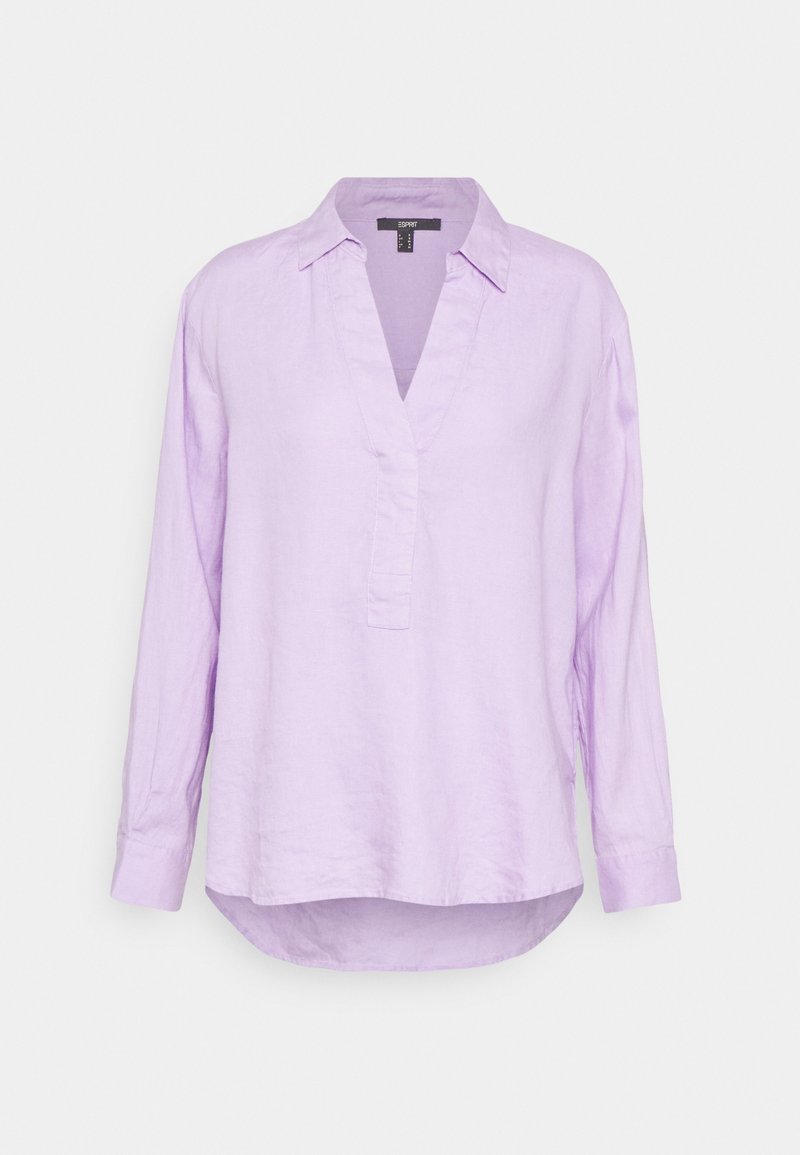 Blouse violet clair à manches longues avec col, patte de boutonnage partielle à l'avant et ourlet arrondi, présentée sur fond blanc.
