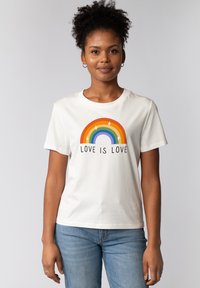 Witte t-shirt met korte mouwen, voorzien van een kleurrijke regenboogafbeelding en de tekst "LIEFDE IS LIEFDE" onder de boog. Zachte katoenen stof.