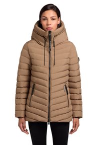 Beige Puffer-Jacke mit hohem Kragen, gemusterter Stepptextur, Reißverschlusstaschen und verstellbaren Kordeln an Kapuze und Kragen.