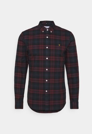Camicia a maniche lunghe a quadri in bordeaux, navy e nero. Presenta un colletto con bottoni, bottoni bianchi e un piccolo logo giallo sul petto. Tessuto morbido.
