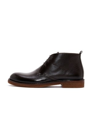 Bottines en cuir noir avec une finition texturée, dotées d'un bout lisse, de deux œillets avec lacets, et d'une semelle en cuir marron.