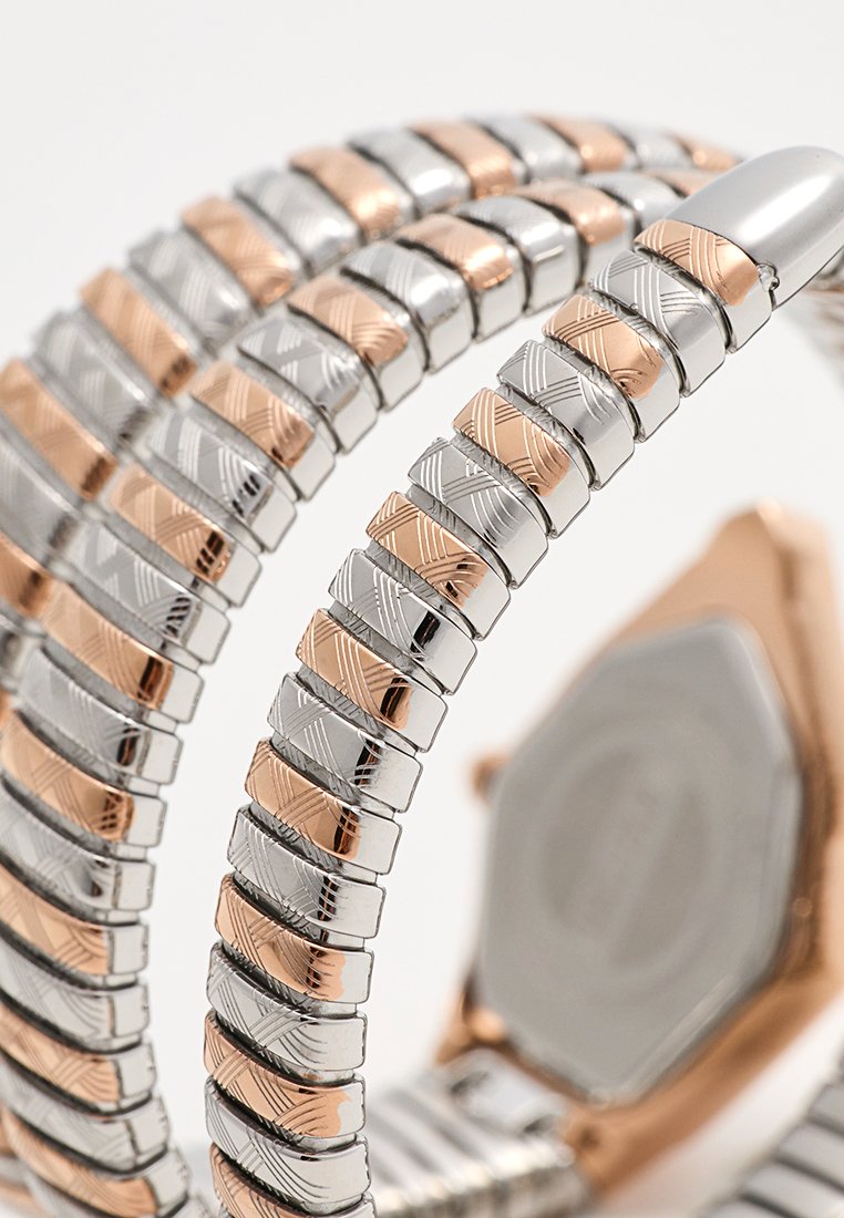 Metallische Armbanduhr mit einem strukturierten Band aus Silber und Roségold. Verfügt über ein oktogonales Gehäuse, aufwändige Details und eine glatte Oberfläche.