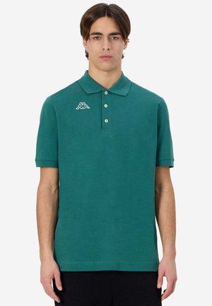 Polo shirt verde a maniche corte in cotone, con colletto bottonato e logo bianco sul lato sinistro del petto. Texture liscia.