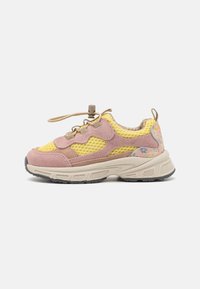 Rosa und gelbe Sportschuhe aus Netz- und Wildledermaterialien, runde Zehen, Schnürdesign und Blumenakzente an der Ferse. Gummisohle.