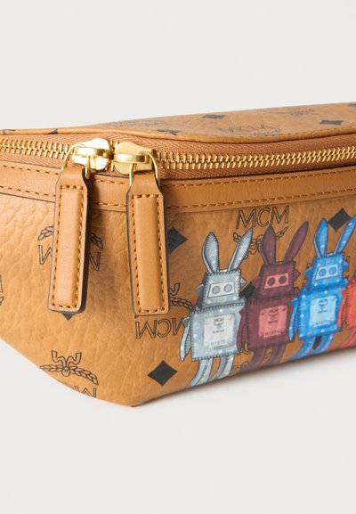 Καφέ τσαντάκι με φερμουάρ από υφή συνθετικού δέρματος, με πολύχρωμους τυπωμένους χαρακτήρες και λεπτομέρειες με το λογότυπο MCM στη μία πλευρά. Χρυσαφί φερμουάρ.