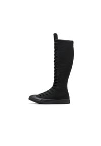 Botine negre din pânză, cu vârf rotunjit, închidere cu fermoar și șireturi în față. Prezintă o suprafață texturată și talpă din cauciuc.