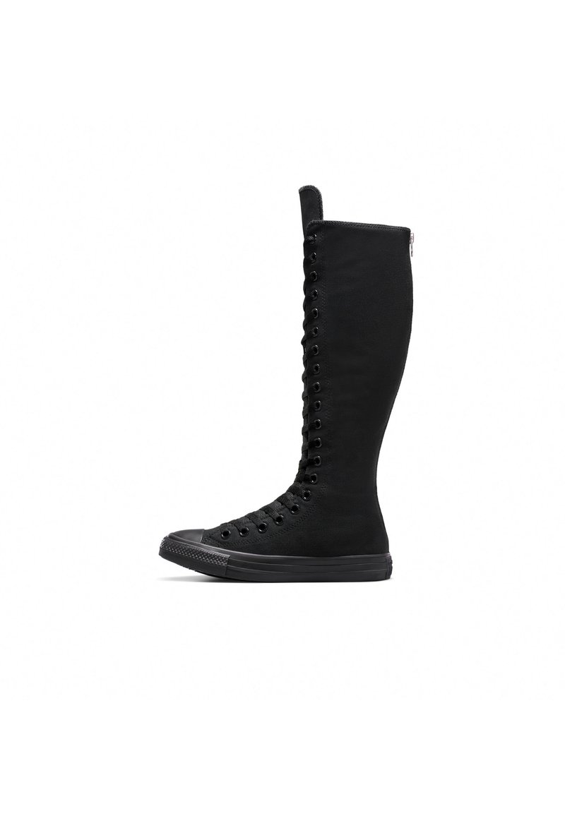 Botine negre din pânză, cu vârf rotunjit, închidere cu fermoar și șireturi în față. Prezintă o suprafață texturată și talpă din cauciuc.