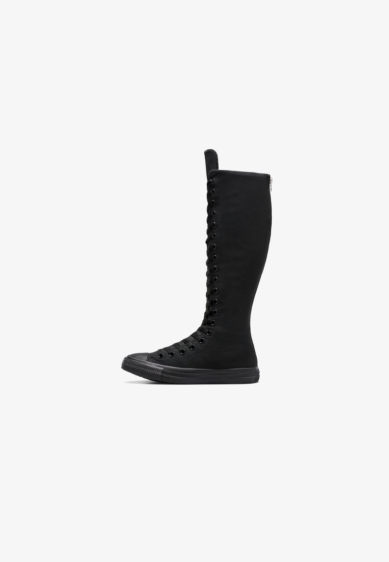 Botine negre din pânză, cu vârf rotunjit, închidere cu fermoar și șireturi în față. Prezintă o suprafață texturată și talpă din cauciuc.
