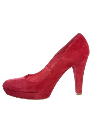 Décolleté in camoscio rosso con punta arrotondata, suola a piattaforma e tacco a stiletto; texture liscia con finitura opaca.