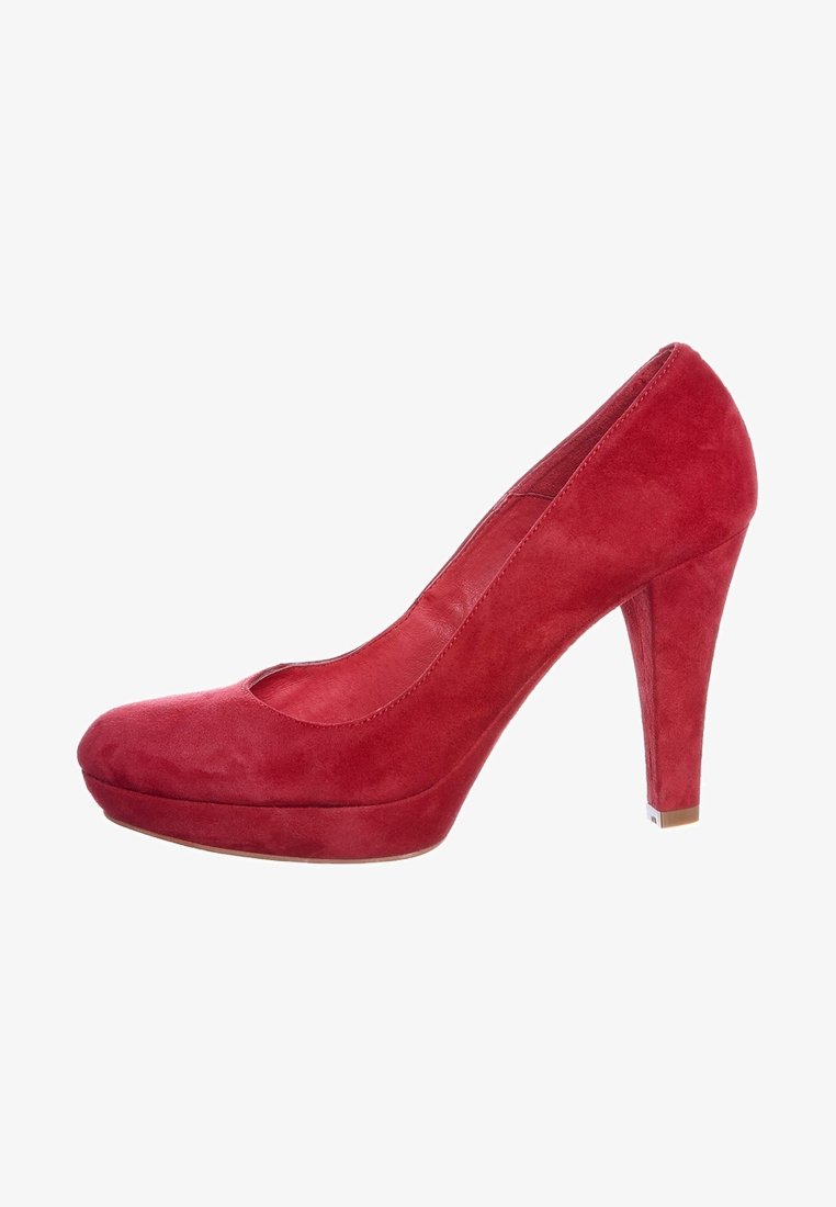 Escarpin haut en cuir suédé rouge avec un bout arrondi, une semelle plate-forme et un talon aiguille ; texture lisse avec une finition mate.