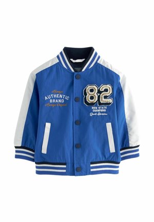 Niebieska kurtka bomberka dla dzieci z białymi rękawami, prążkowanym kołnierzem i mankietami. Posiada haftowany napis oraz naszywkę z numerem "82".