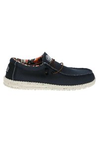 Zapato náutico sin cordones de color marino con tela texturizada, cordones naranjas y suela moteada blanca. El interior presenta un patrón de camuflaje en rojo y gris.