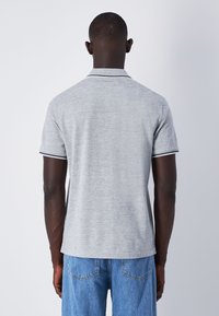 Polo shirt da uomo grigio con tessuto testurizzato, maniche corte e colletto nero a contrasto con dettagli sulle maniche.