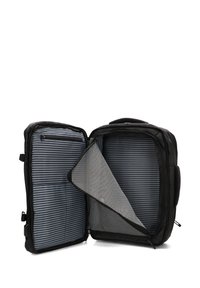 Mochila negra con apertura con cremallera. El interior presenta un forro a rayas azul y blanco y un bolsillo divisor de malla. Material duradero.