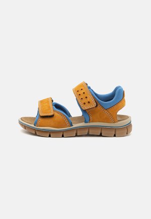 Sandali in pelle arancione con due cinturini blu regolabili, una soletta testurizzata e una suola beige rigata per una migliore aderenza.