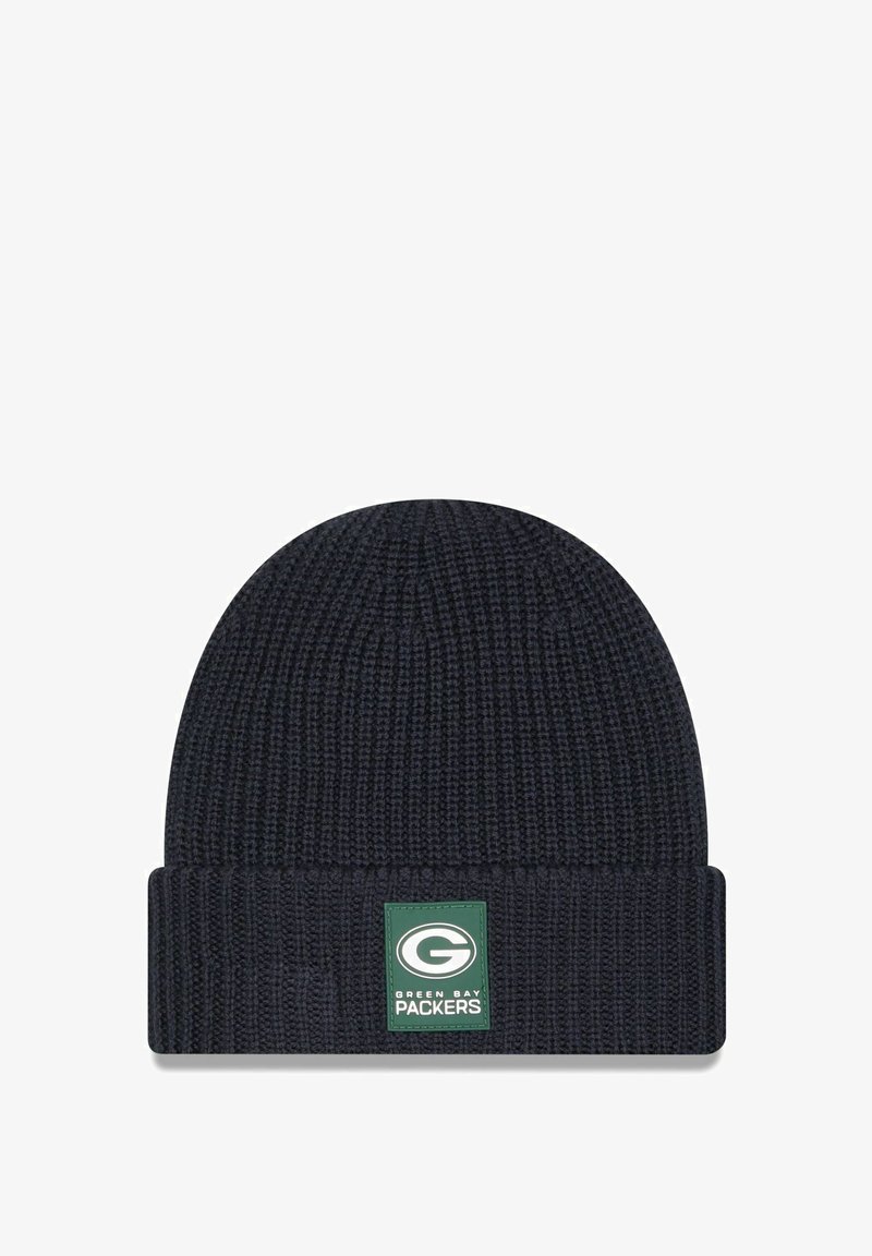 Bonnet en tricot bleu marine avec un revers, orné d'un patch vert affichant le logo des "Green Bay Packers" en lettres blanches. Tissu texturé.