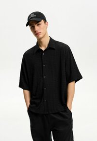 Bershka - TEXTURED SHORT SLEEVE BOXY FIT - Camicia - black Immagine in miniatura 1