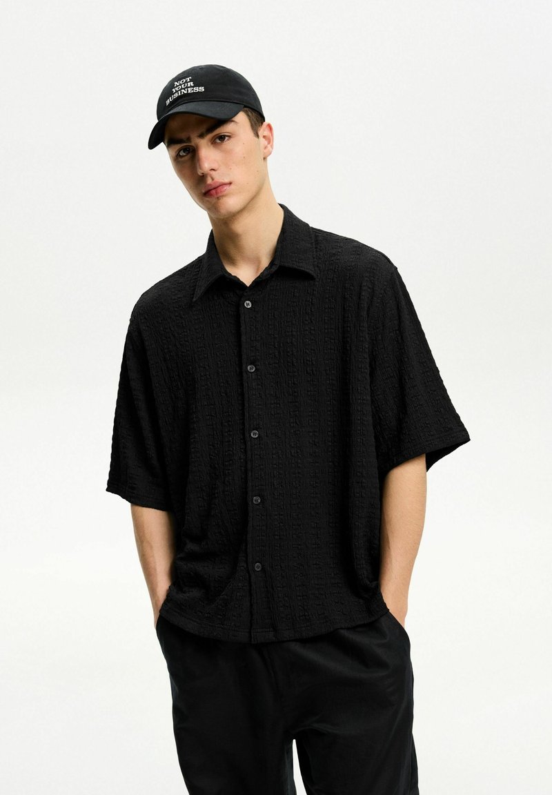Bershka - TEXTURED SHORT SLEEVE BOXY FIT - Camicia - black, Ingrandire