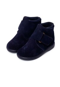 Botine din piele-suede bleumarin, cu vârful rotund, curea Velcro și căptușeală interioară moale. Talpă plată din cauciuc cu un mic profil pentru aderență.