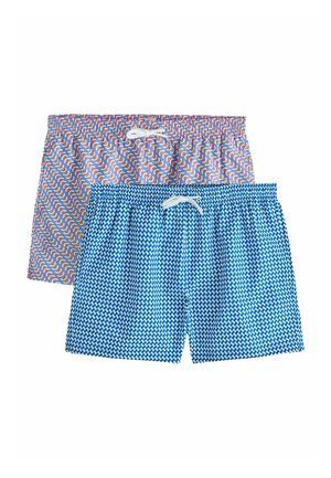 Két pár férfi fürdőnadrág rugalmas derékpánttal és fehér húzózsinórokkal, az egyik kék geometrikus mintával, a másik narancssárga és kék hullám mintákkal.