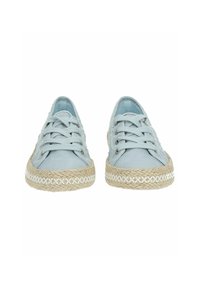 Scarpe in tela azzurro chiaro con suola in corda, caratterizzate da cuciture bianche e design con lacci. Punta arrotondata e parte superiore texturizzata.