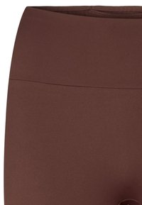 Bruine short met hoge taille gemaakt van glad, rekbaar materiaal. Voorzien van een brede, platte tailleband en minimale naden voor een naadloze uitstraling.