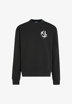 Juodas džemperis, pagamintas iš medvilnės mišinio, su apykakle, gūžomis ir baltu grafiniu logotipu kairėje krūtinės pusėje.