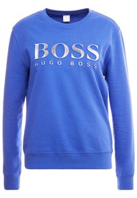 Niebieska bluza z miękkiego materiału, z długimi rękawami, okrągłym dekoltem i dużym srebrnym logo "BOSS HUGO BOSS" nadrukowanym z przodu.