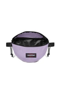 Levandulový batoh Eastpak s černým zipem a vnitřkem. Má zaoblený tvar, přední logo a stahovací šňůrku pro zavírání.