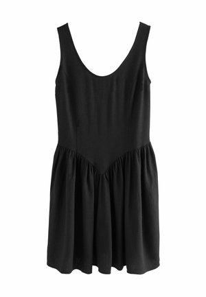 Černé šaty s výstřihem do oblouku, přiléhavým živůtkem a nařasenou sukní. Vyrobené z texturované látky, s rozšířeným střihem.