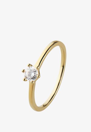 Goldener Solitärring mit einem runden, klaren Diamanten, gehalten von sechs Krappen auf einem glatten, polierten Band vor weißem Hintergrund.