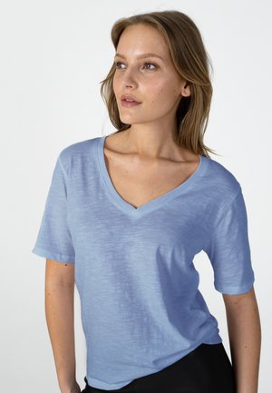 Coster Copenhagen, HEART REGULAR V-NECK - Обикновена тениска - powder blue