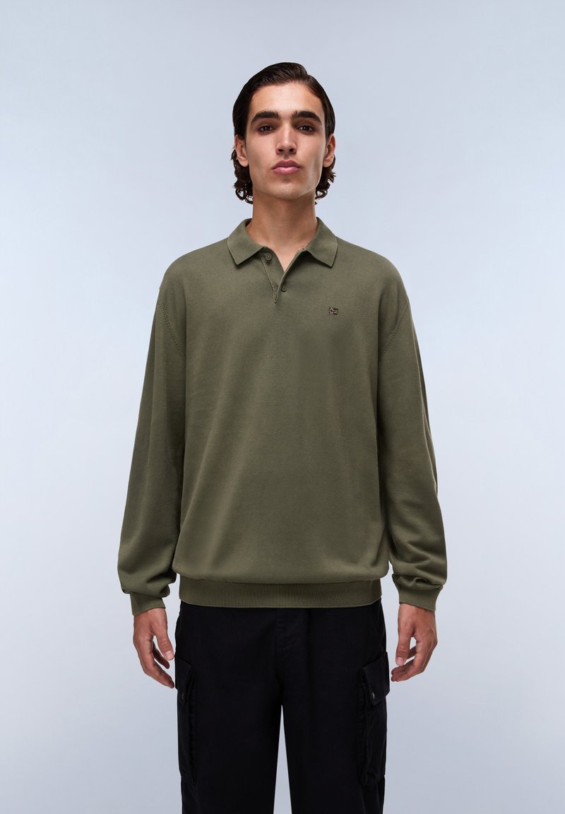 Olijfgroene longsleeve polo met een kraag, één knoop en geribbelde zoom. De stof lijkt soepel en lichtgewicht te zijn.