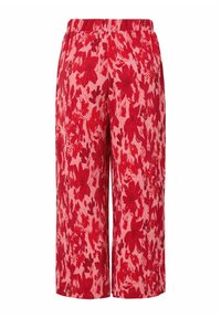 Pantalon à jambes larges avec ceinture élastique, arborant un motif floral rouge sur un tissu rose texturé.