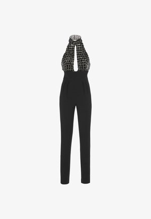 Tutina nera con scollo a imbuto e corpino decorato con perline. Le gambe sono sartoriali e a taglio dritto, offrendo una silhouette elegante.