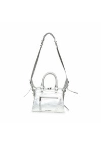 Borsa a mano argentata metallizzata con finitura testurizzata, manici doppi, tracolla rimovibile e tasca frontale con zip. Presenta accessori hardware decorativi.