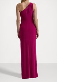 Fuchsia, off-shoulder aftonklänning med en kroppsnära design, golvlång, slät textur, med en sid söm för en elegant silhuett.