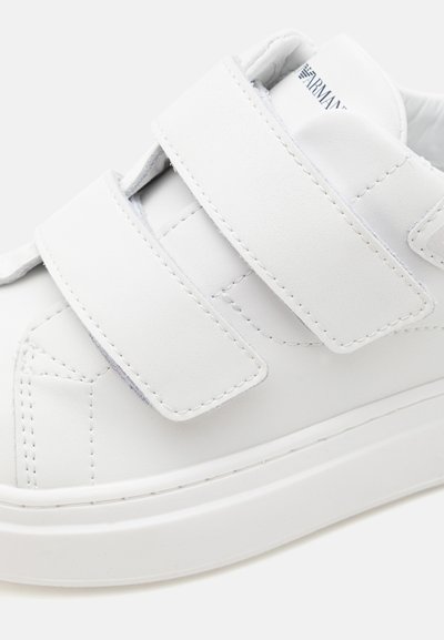 Hvite lær sneakers med doble borrelåser, med en teksturert finish, kontrasterende sømmer og design med avrundet tå.