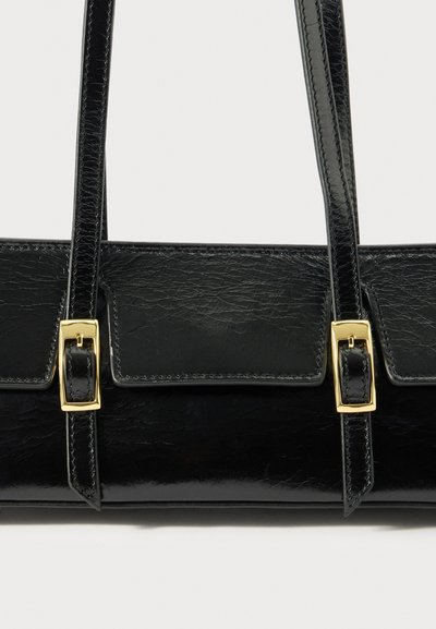 Schwarze, strukturierte Ledertasche mit einem strukturierten Design, ausgestattet mit zwei Trägern und goldenen Hardware-Elementen an der Frontverschluss.