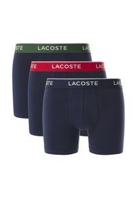 Trojica párov pánskych boxerských treniek v námorníckej farbe. Každé má kontrastný pás: zelený, červený a biely s logom "LACOSTE". Zmes bavlny.