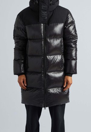 Schwarze Daunenjacke mit glänzendem Finish, Reißverschluss und Kapuze. Ausgestattet mit großen gesteppten Abschnitten und einem Logopatch am Hals.