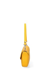 Borsa a tracolla gialla in pelle con superficie texturizzata, forma rettangolare slim e manico corto. Presenta accessori in argento per il fissaggio.