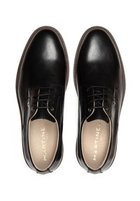 Chaussures habillées en cuir noir avec une finition lisse, bout rond, fermeture à lacets et coutures marron. L'intérieur présente un marquage doré.