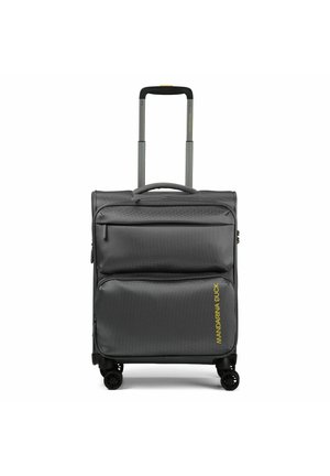 Zwarte zachte handbagagekoffer met telescopische handgreep, twee voorzakken met rits, vier wielen en het gele "MANDARINA DUCK"-logo.