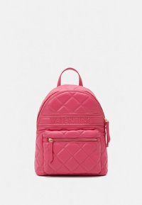 Pehmustettu vaaleanpunainen nahkainen reppu, jossa pyöreä muoto, etutasku vetoketjulla ja kohokuvioitu "Valentino"-logo. Varustettu yläkahvalla ja säädettävillä olkahihnoilla.