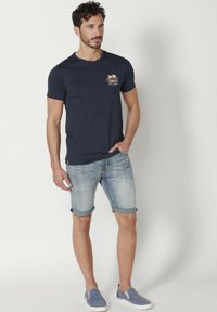 Koroshi Apdrukāts T-krekls - navy