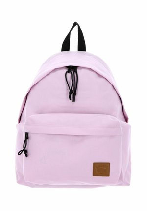 Hellrosa Rucksack mit vorderer Reißverschlusstasche, schwarzen Reißverschlusslaschen und einem braunen Logo-Patch in der unteren rechten Ecke.