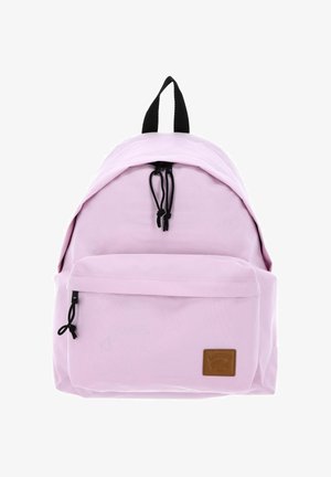 Hellrosa Rucksack mit vorderer Reißverschlusstasche, schwarzen Reißverschlusslaschen und einem braunen Logo-Patch in der unteren rechten Ecke.